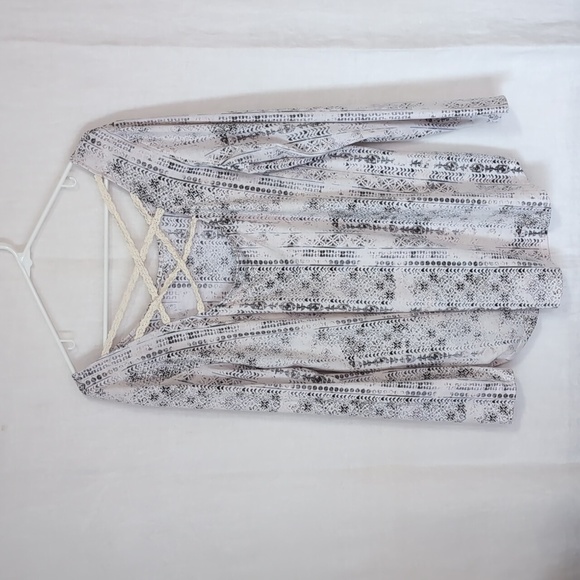 Maurices Abstract Print Criss Cross Back Long Sleeve Blouse Size Extra Large - Picture 3 of 4